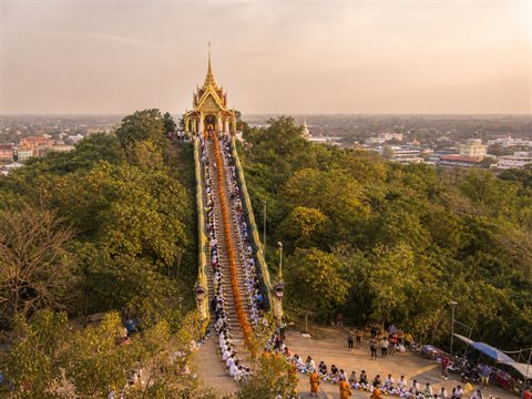 ขบวนพระสงฆ์เดินลงบันไดจากยอดเขาสะแกกรังในงานตักบาตรเทโวโรหณะ