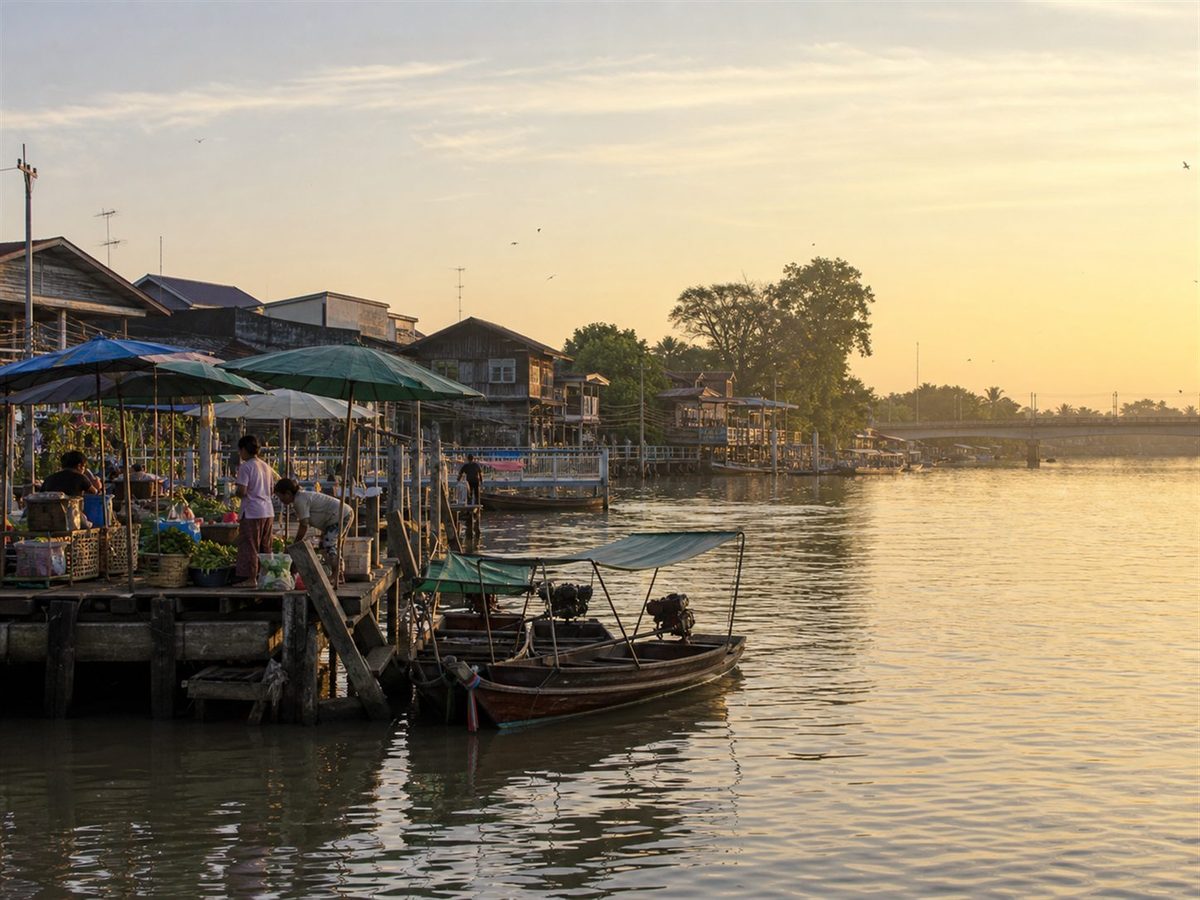 ตลาดเช้าริมลำน้ำสะแกกรังในเขตเทศบาลเมืองอุทัยธานี