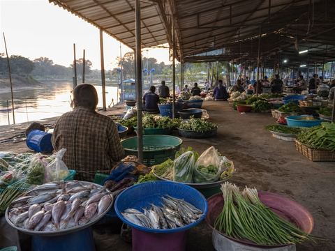 ตลาดสดเทศบาลเมืองอุทัยธานีตอนเช้า